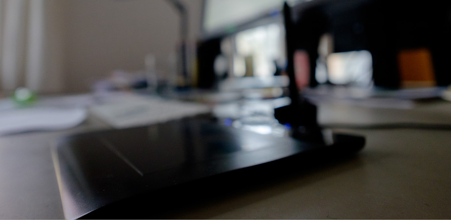 Alex’ Schreibtisch im unscharfen Hintergrund Alex’ Schreibtisch im unscharfen Hintergrund