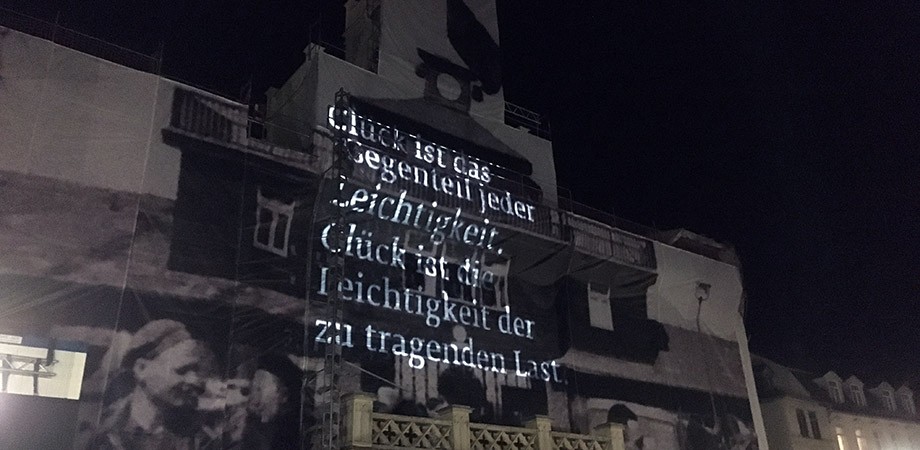 WIR SIND HIER … Rathaus-Verhüllung mit dem Buchenwaldtor 2020